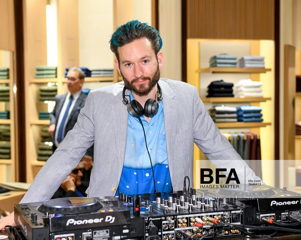 DJ Isaac Likes DJing — New York DJ, photo 1