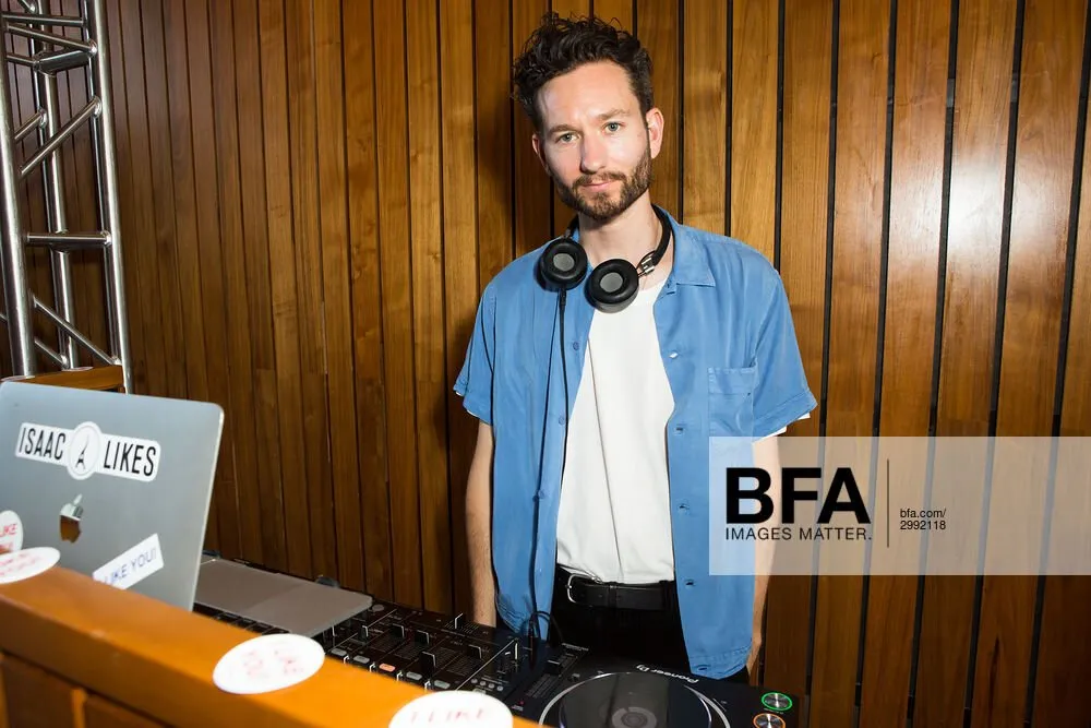 DJ Isaac Likes DJing — New York DJ, photo 3